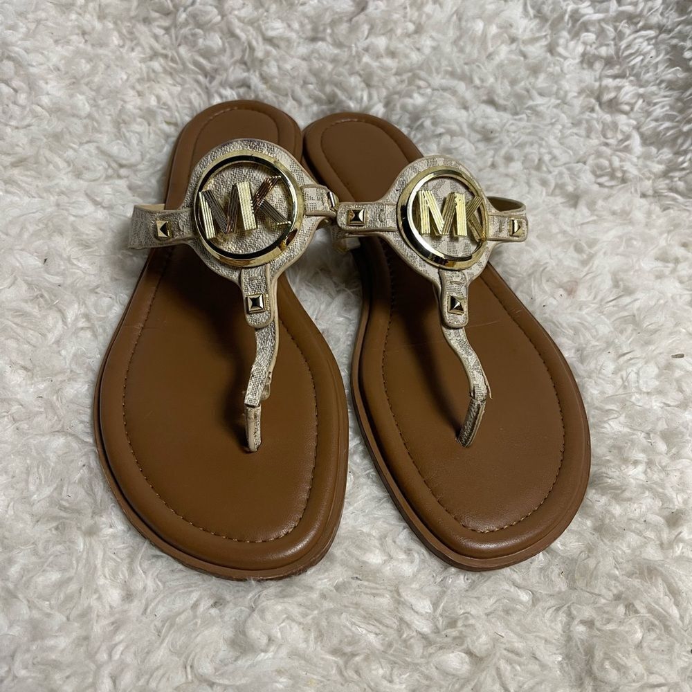 Michael Kors Aubrey Synthetic beige Thong Sandal gold tone logo accent SZ9.5M